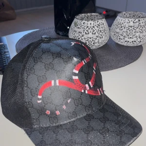 Svart keps från välkänd märke - Keps från välkänd märke