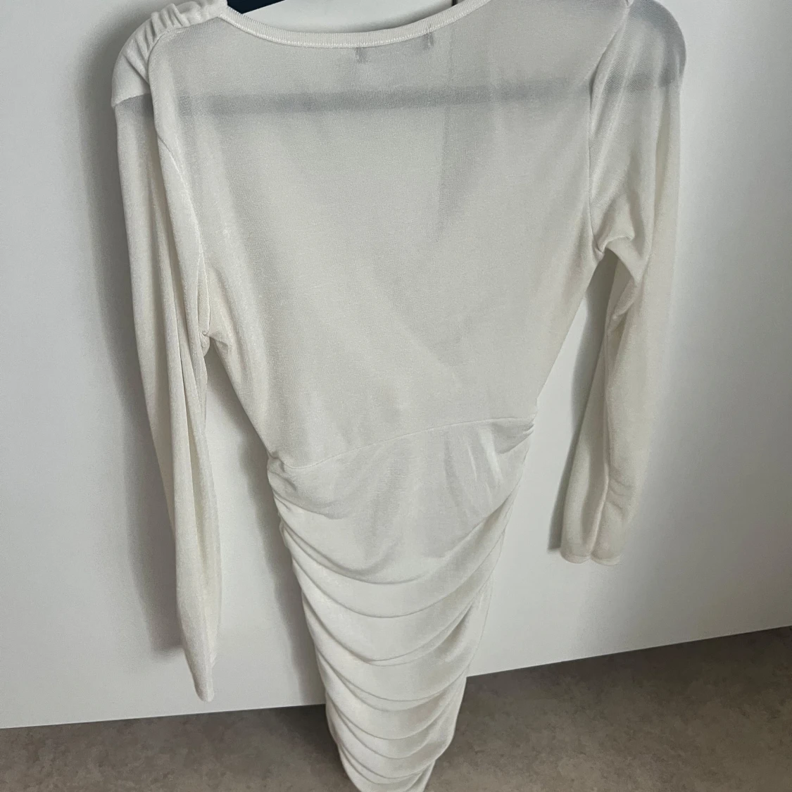 Vit glittrig omlottklänning från NA-KD - 1