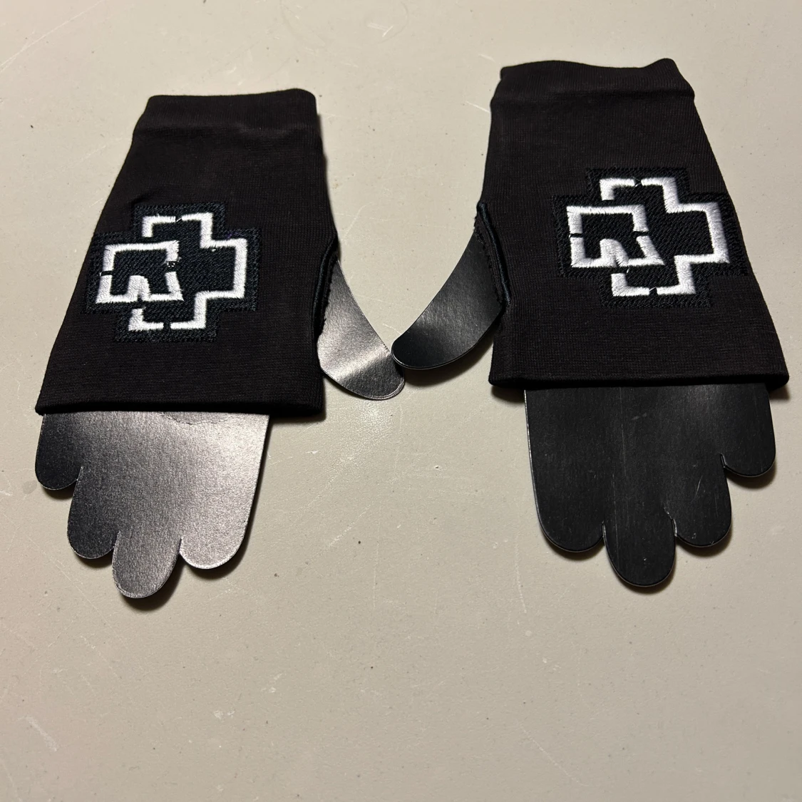 Vantar med broderad mönster onesize