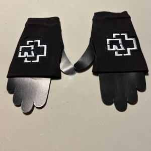 Vantar med broderad mönster onesize - Vantar med broderat mönster. Onesize. Endast provade. Material i stretchig bomullstrikå.