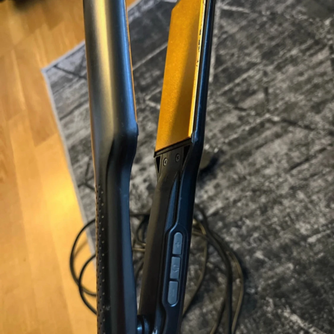 Svart och guldig plattång - 2