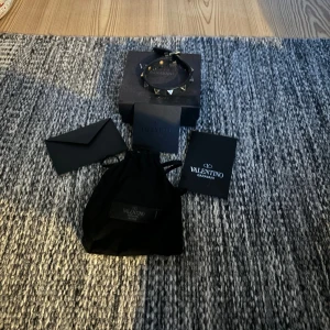 Valentino armband - Tja,säljer detta feta valentino armband de är inga defekter på de. Allt og med kommer. Mitt pris:1299kr| Ny pris: 3000kr. Kom privat för mer bilder eller frågor. 