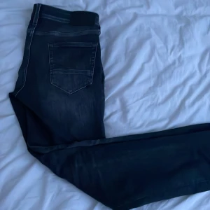 Mörkgråa Jack and Jones jeans/ jjglenn - Mörkgråa jjglenn jeans storlek 31/32. Jätte sköna jeans med nice tvätt men de va lite för långa för mig. Nypris 700kr