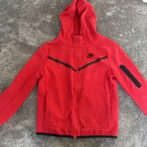 Nike tech fleece - Säljer min Nike tech för den är för liten för mig.  pris kan absolut diskuteras