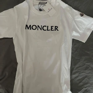 Moncler T-shirt - Aldrig använd.