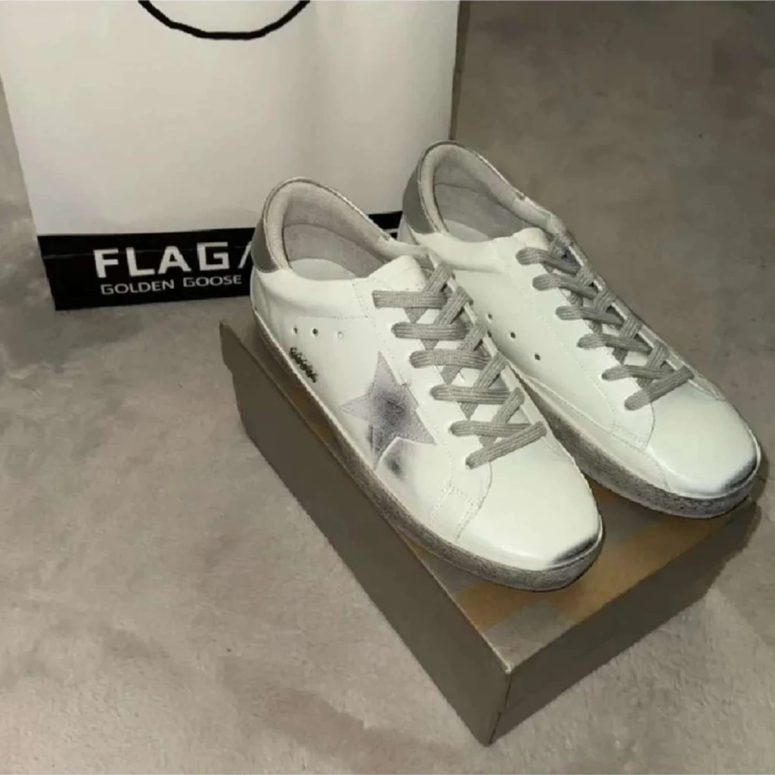 Vita sneakers från Golden Goose med silverdetaljer - 1