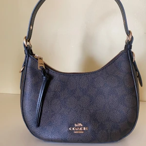 Coach liknande axelväska  - Coach liknande svart axelväska, använd. Priset går att diskuteras.