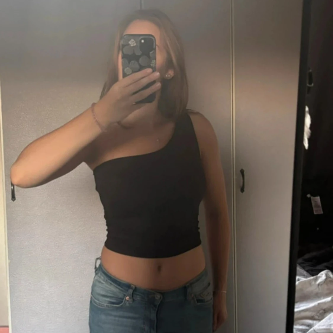 Svart one shoulder topp från Gina Tricot