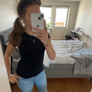 Ljusblå bootcut jeans  - Säljer ett par low waist ljusblå bootcut jeans ifrån lager 157. Finns lite slitningar längst ned (se sista bilden) Pris går att diskuteras💗💗