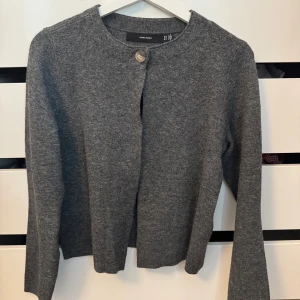 Grå kofta från vero moda  - Kofta från Vero Moda, använd max 5 ggr. Nypris 599kr 