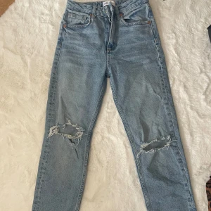 Ljusblå slitna jeans från Zara - Ljusblå jeans från Zara med slitningar på båda knäna, hör av er 🤗