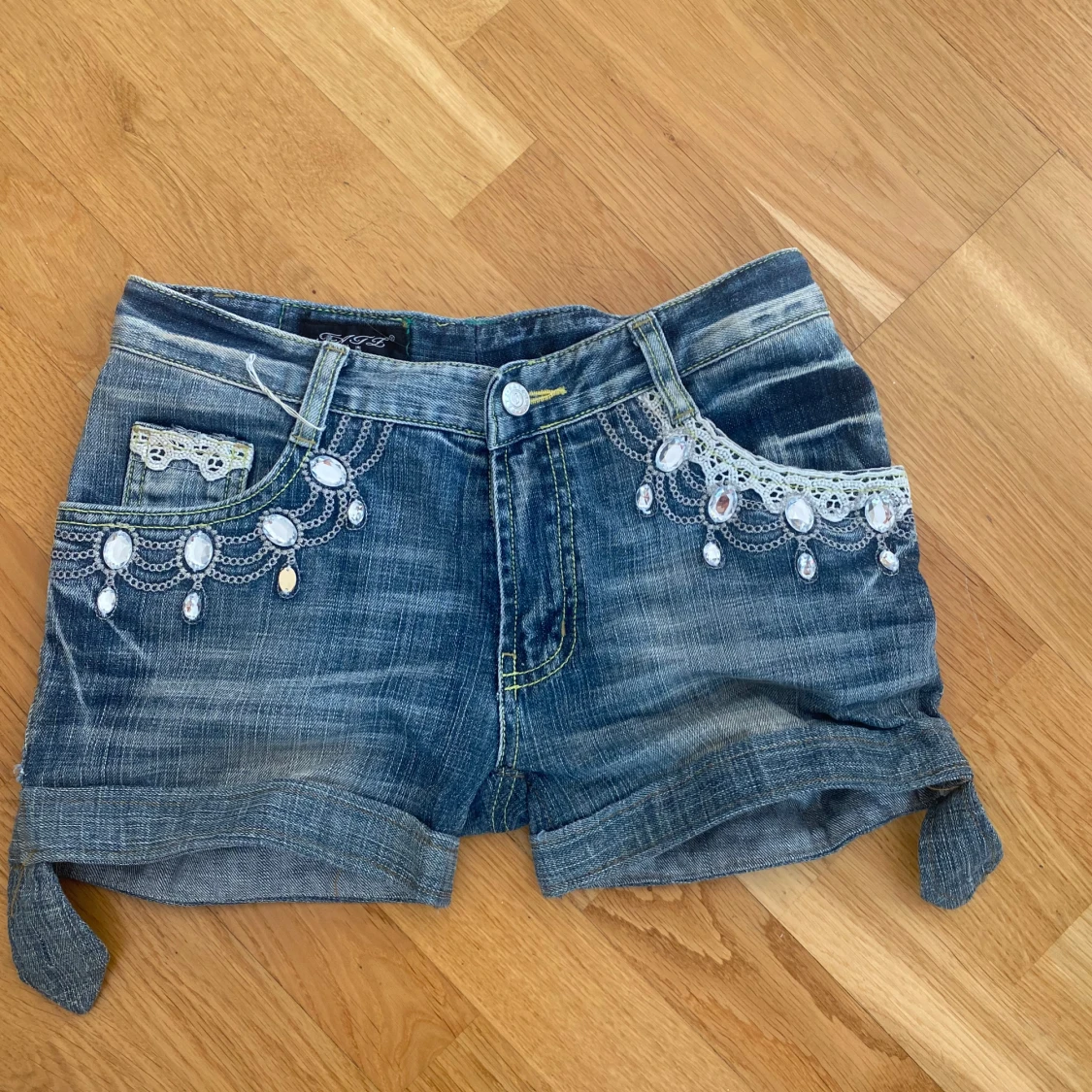 Jeansshorts med pärldetaljer