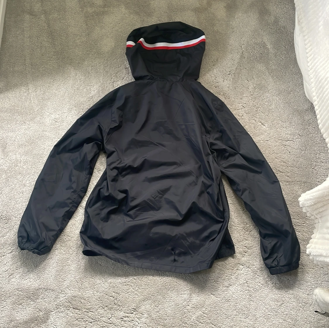 Svart vindjacka med huva från Moncler - 1