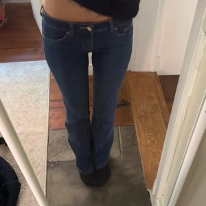 Blå lågmidjade bootcut jeans - Säljer ett par klassiska blå jeans med låg midja och bootcut passform.  ❤️