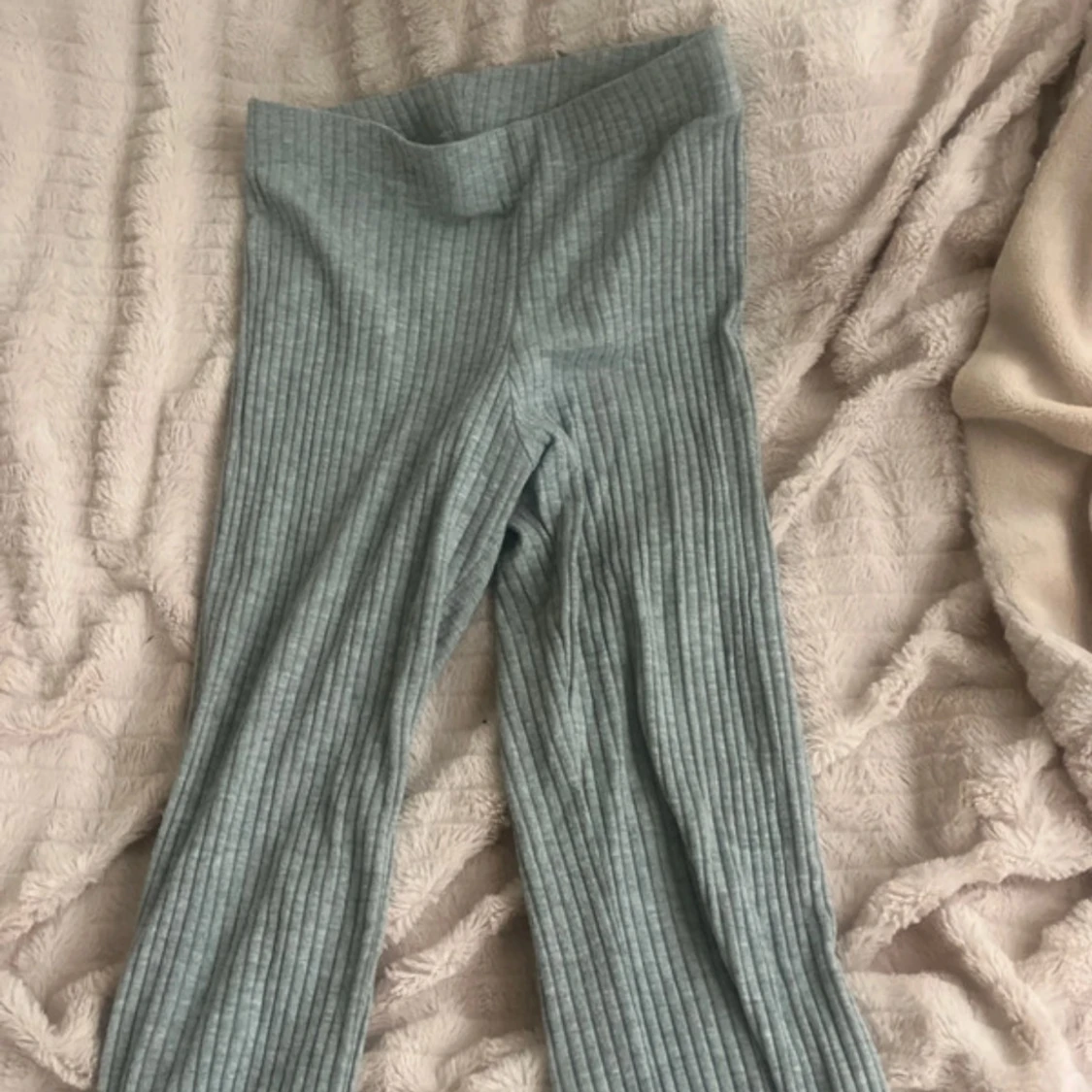 Grå ribbade utsvängda byxor 
