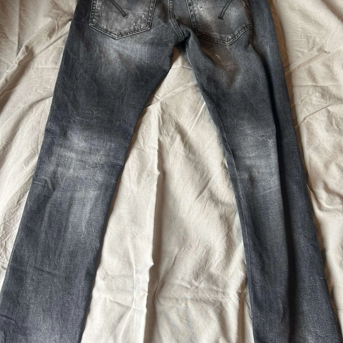 Grå slitna jeansbyxor - 1