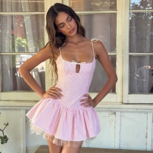 Fair Par Foutch EMBER DRESS - BALLET STRIPE - Använd en gång, inga defekter. Reclaimed Cotton and Tulle Tutu Mini Dress      100% Cotton seersucker stripe Fully lined with 100% cotton lining  Polyester tulle ruffle  Scallop lace trip details  Center back zipper with fabric covered button at keyhole Adjustable spaghetti strap ties at shoulder  Flattering corset style drop waist design 