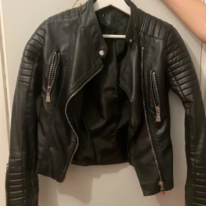 Svart skinnjacka från chiquelle - Köpt för flera år sen från chiquelle men har inte använts på typ 5-4 år. Det finns ett fimpmärke i armen då min vän råka fimpa på mig. Den är i storlek S