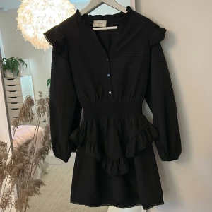 Så gullig klänning från Neo Noir💓 - Säljer en så söt klänning från Neo Noir i storlek 34, men den är lite stor i storleken!💓Klännigen är köpt på Vinted och har aldrig använts utav mig då den är för stor!! 💖Den har 3 knappar framtill som kan knäppas upp💞Skriv vid frågor!!