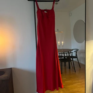 Röd långklänning med smala axelband - Så fin röd långklänning ❤️