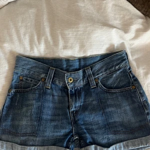 Blå jeansshorts från Levi's - Blå jeansshorts från Levis, säljer på grund av att de är för små💕 Det är storlek 26 på shortsen vilket innebär att det är storlek xs💕