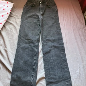 Svarta 90s straight jeans med hög midja - Bikboks 90s straight jeans mid waist. 