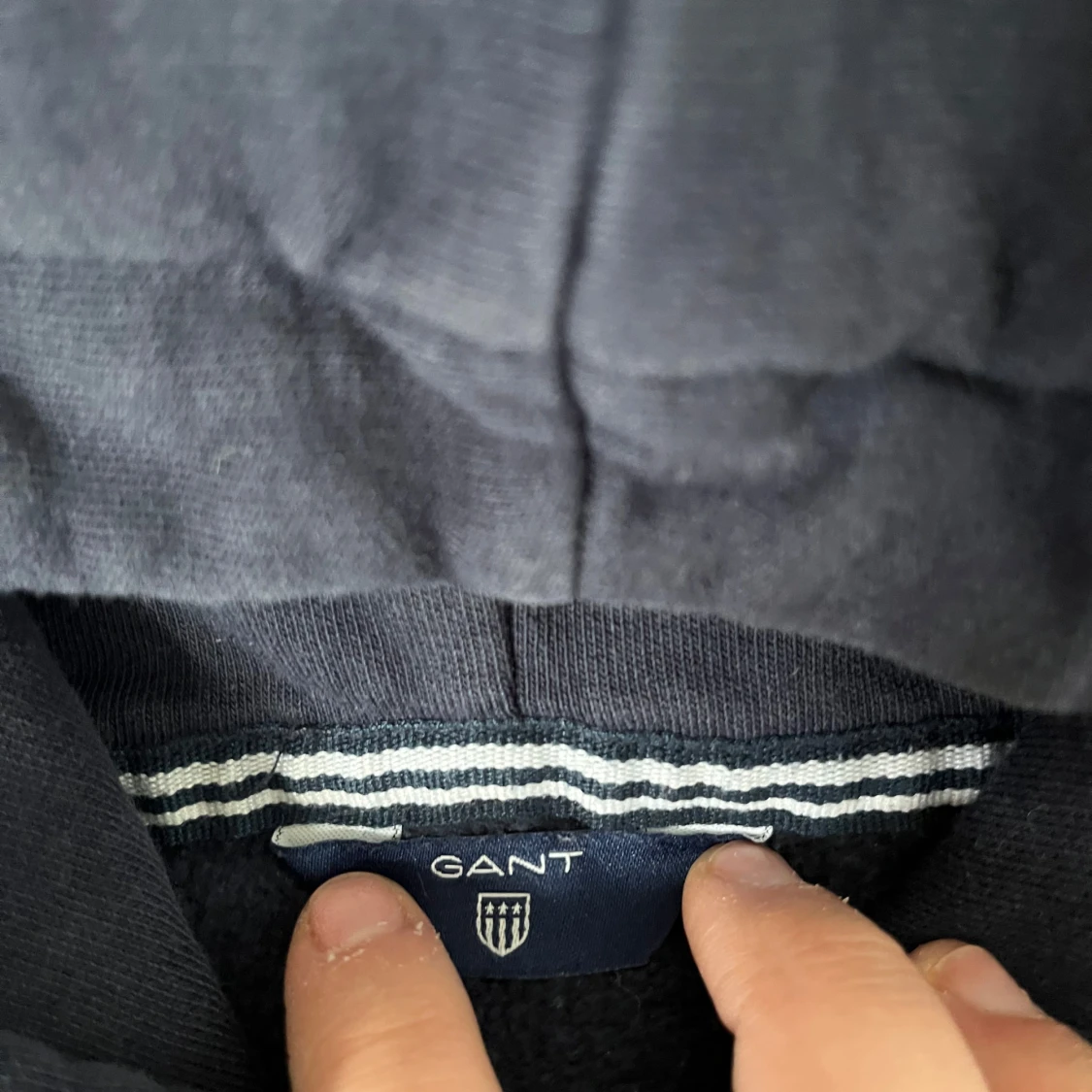 Mörkblå hoodie från GANT - 1