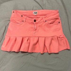 Snygg korall rosa unik lågmidjad volang jeanskjol - Snygg korall rosa unik lågmidjad volang jeanskjol🩷 handsydd🌼