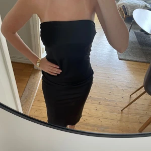 Svart sidenklänning från Ginatricot med knytning i ryggen  - Svart ärmlös sidenklänning från Ginatricot. Super fin klänning som passar till middagar eller festligheter💕 