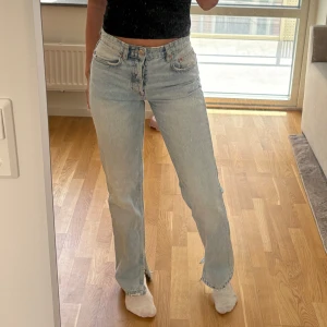 Raka jeans - Raka jeans med slit nedtill från Zara. Sitter som en smäck, storlek 32 men skulle säga att dom även passar 34, jag är 166 💛