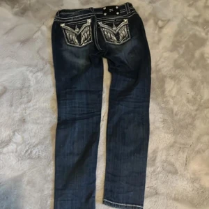 Mörkblå jeansbyxor från Miss Me - Supersnygga mörkblåa miss me jeans! 