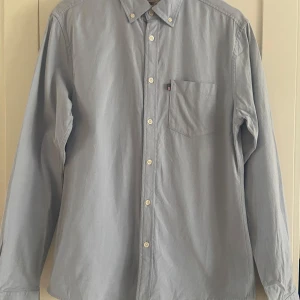 Ljusblå oxfordskjorta från Lexington - Säljer en klassisk ljusblå oxfordskjorta från Lexington. Mycket bra skick.