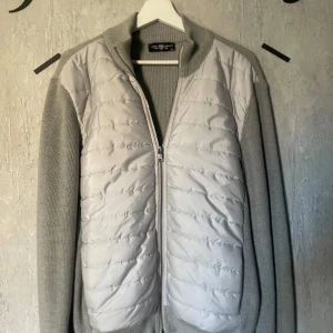 Grå cardigan  - En grå cardigan från Jimmy sanders. Kostar ny ca 1300-1400 säljer den nu för 650 användes lite förra sommaren men kommer inte längre till användning är i storlek medium och passar dig mellan 175-185 galant ✅