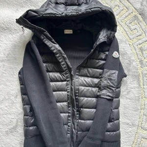 Moncler cardigan  - Tjena säljer en moncler cardigan i svart färg. Knapparna i fickorna är sönder som ni kan se på bild 4, men det är inget som gör en skillnad det är bara att man inte kan knappa ihop fickorna. För mer info skicka dm 