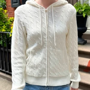 Stickad zip hoodie💕 - Stickad hoodie med zip från Brandy Melville, använd en eller två gånger. Kvalitet är bra och den är som ny. Den är one size men är mellan S-M💕💕