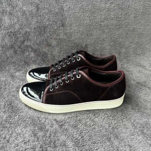 Lanvin DBB1 Cap Toe Burgundy Brown | 44 - Storlek: UK10 - EU 44 (passar EU45)  Skick: Mycket fint skick. Tillbehör: Inga Färg: burgundy Brown