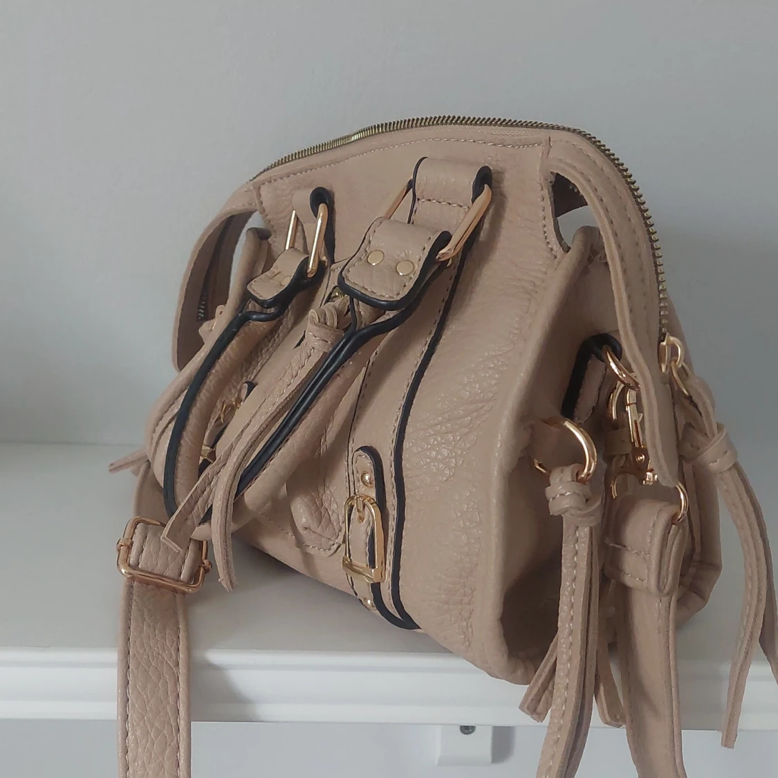 Beige axelväska med gulddetaljer - 3