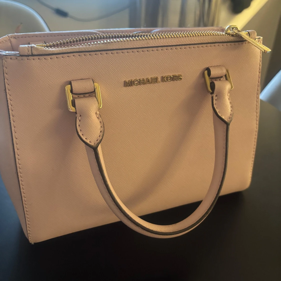 Ljusrosa handväska från Michael Kors