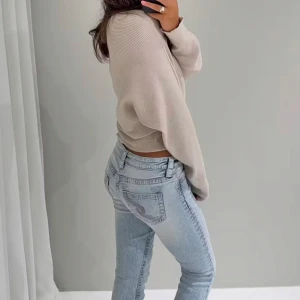 Ljusblå bootcut jeans med broderi - Ljusblåa jätte low waist jeans ifrån  Gina 14+ i storlek Xs. Helt nya och oanvända, prislappen är kvar. Säljer då dom va alldeles för långa. Priser går att diskutera