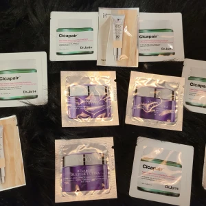 Mixade sminkprover från kända märken - Säljer ett kit med sminkprover: Dr.Jart+ Cicapair Tiger Grass Color Correcting Treatment (grön kräm), IT Cosmetics CC+ Cream SPF 50 (ljus nyans, tub), och Lancôme Rénergie Multi-Lift Ultra (lila burk). Perfekt för dig som vill testa olika produkter från populära märken. Allt utom testerna är testade, olika, mycket kvar i varje. Dock mer än 80% kvar i allt. 