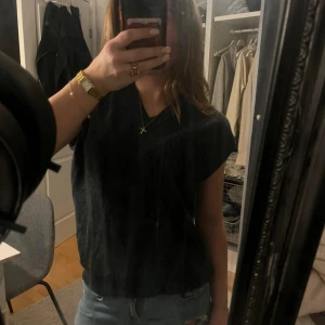 Svart tröja - Tröjan har en liten v ringning. Står ingen storlek men skulle säga M!💕
