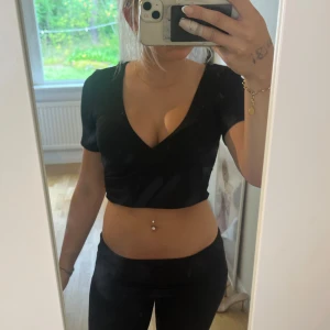 Svart croppad topp från Zara - Svart croppad topp från Zara med v-ringning. Snygg men får ej använding av den.