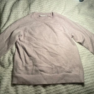 Ljuslila stickad tröja från ONLY - Mysig ljuslila stickad tröja från ONLY i storlek S. Tröjan har rund hals, långa ärmar och ribbade muddar vid ärmslut och nederkant. Tröjan har ganska nopprig därav priset 💕