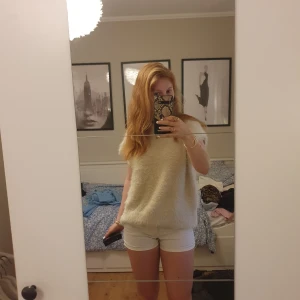 Vita lowwaist jeansshorts - Vita lowwaist/lowrise jeansshorts. Säljes då de är försmå för mig!