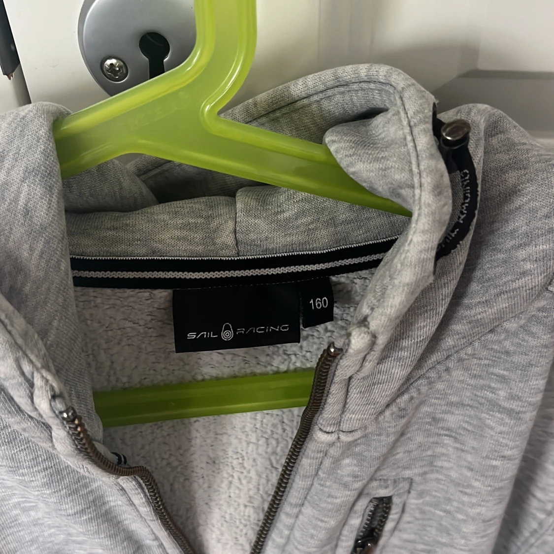 Grå hoodie från Sail Racing med dragkedja - 2