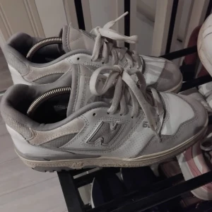 New Balance 550 vita sneakers - Säljer ett par New Balance 550 sneakers i vitt och ljusgrått. Materialmix av skinn, mocka och mesh. Skorna är i Okej bra skick, tvättar man de så är det inga större problem. Nytt pris ca. 1 200kr 
