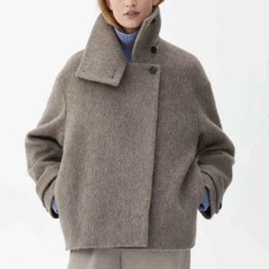 Arket kappa - Säljer den populära Arket kappan i beige. Bra skick och så himla fin!! 