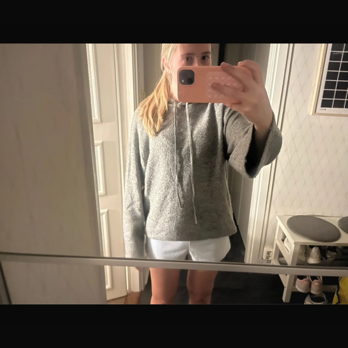 Grå fleecehoodie med snörning