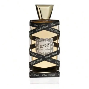 Oud Mood parfym från Lattafa - Oud Mood från Lattafa är en lyxig parfym i en rektangulär glasflaska med guldigt lock. Flaskan är dekorerad med svarta band där det står 'Oud Mood' och har en elegant etikett framtill. Doften har orientaliska och träiga inslag, perfekt för dig som gillar unika och djupa parfymer.
