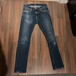 Mörkblå jeans Lee - Mörkblå jeans från Lee.  Slim fit W28 L32